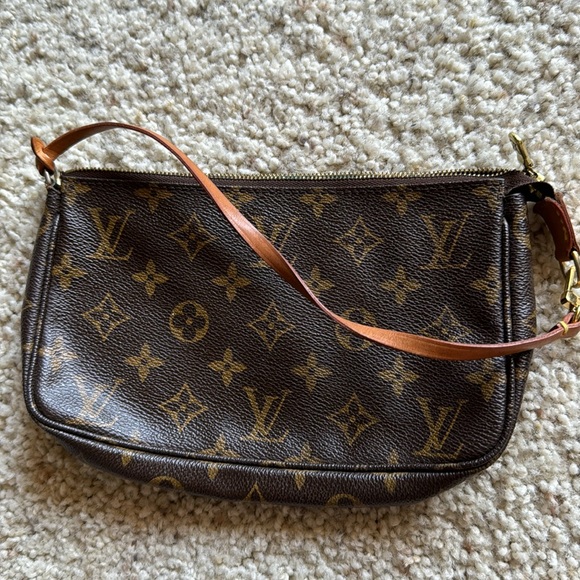 Classic Louis Vuitton Monogram Pochette - Picture 1 of 12